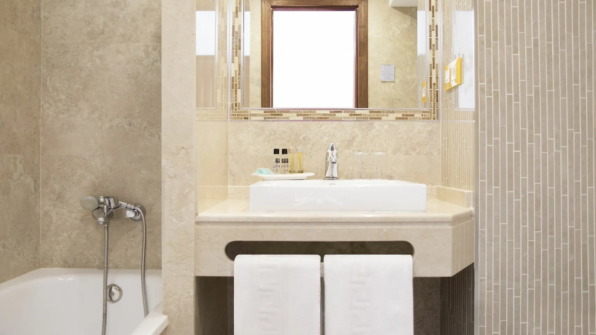 Hostal Alhambra - Adults Only نيرخا بيت ضيافة